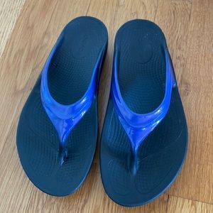 Oofos Women’s Blue/Black Thong